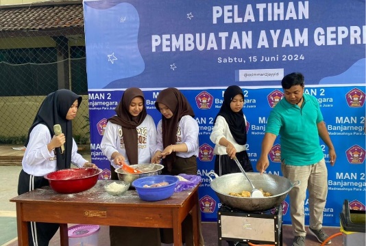 Tumbuhkan Jiwa Wirausaha, MAN 2 Banjarnegara Gelar Pelatihan Pembuatan Ayam Geprek