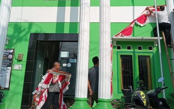 Semarakkan Hari Kemerdekaan, KUA Mandiraja Pasang Umbul-Umbul