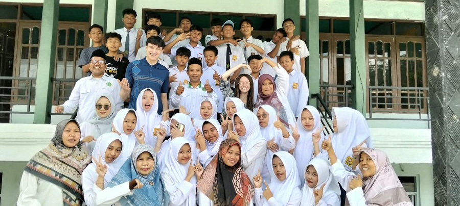 Siswa MA Walisongo Sigaluh Asah Pertumbuhan Bahasa Inggris Langsung Bersama WNA Ceko