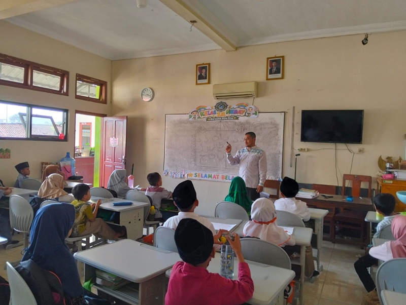 Menorehkan Keindahan dalam Setiap Guratan, Murid Kelas 1A MIMAU Belajar Kaligrafi dengan Penuh Kreativitas