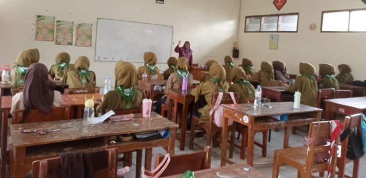 Jangan Biarkan Remaja Larut dalam Masalah, Penyuluh KUA Kalibening Ajak Siswi Hadapi Problematika dengan Iman