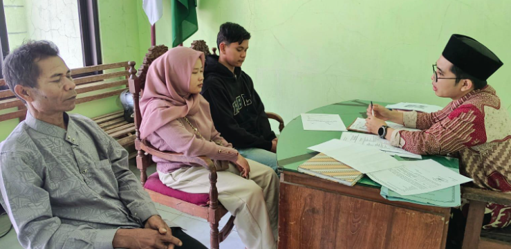 Jangan Buka Aib Rumah Tangga di Dunia Maya, Penghulu KUA Kalibening Bekali Calon Pengantin Jaga Kehormatan Pasangan