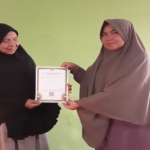 Perkuat Kelembagaan Keagamaan, KUA Rakit Serahkan SKT Majelis Taklim Khoerotunnisa Desa Luwung