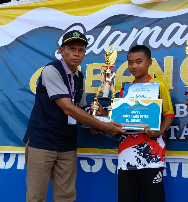Sekali Melompat, Langsung Mengukir Prestasi! Furqon Juara 1 Lompat Jauh PORSENI Kabupaten Banjarnegara