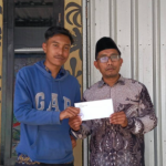 Jangan Biarkan Sakit Menambah Beban, Penyuluh KUA Kalibening Dampingi Pentasarufan Zakat untuk Warga Kalisat Kidul