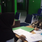 Hujan Deras dan Mati Lampu, Pelayanan KUA Tetap Prima: Cek Berkas Catin dengan Senter Gawai